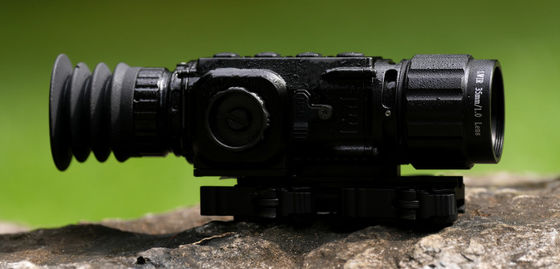 다양한 환경에서 빠른 응답 시간과 정확한 열 감지를 제공하는 경량 휴대용 열화상 장치